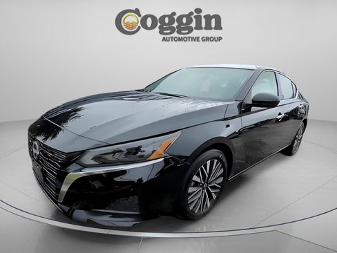 Used 2024 Nissan Altima 2.5 SV image 2