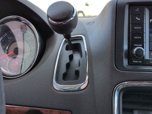 Used 2014 Chrysler Town & Country Touring-L w/ Driver Convenience Group image 30