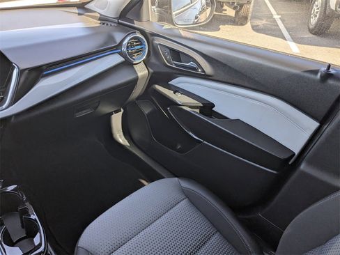 Certified 2025 Chevrolet Trax LT w/ Driver Confidence Package image 20