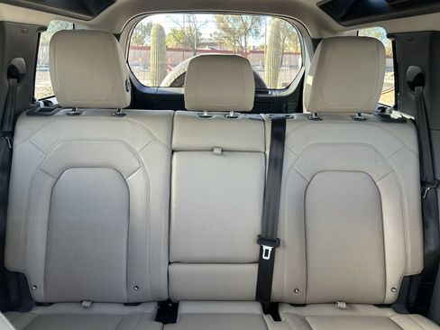 Used 2023 Land Rover Defender 110 SE image 18