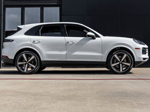 Certified 2025 Porsche Cayenne image 12