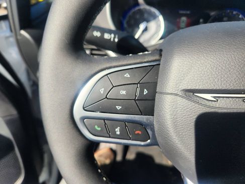 Used 2027 Chrysler Pacifica Limited FWD image 19