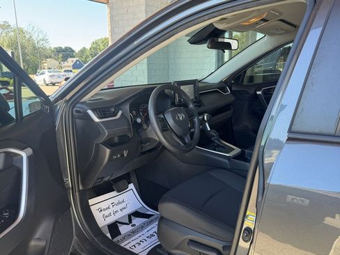 Used 2021 Toyota RAV4 LE image 19