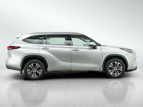 Used 2021 Toyota Highlander XLE AWD/4WD image 6