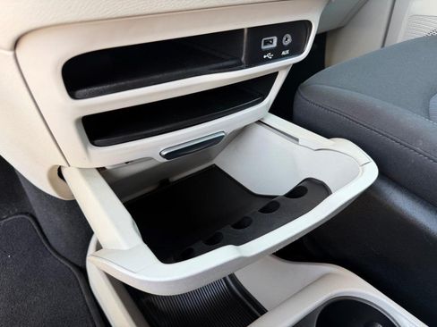 Used 2020 Chrysler Voyager LX FWD image 37