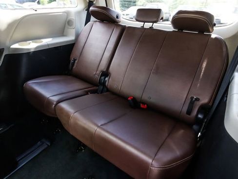 Used 2017 Toyota Sienna Limited Premium image 36