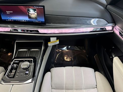 Used 2025 BMW i7 eDrive50 w/ Executive Package image 23