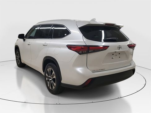 Used 2022 Toyota Highlander XLE image 5