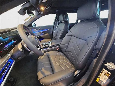 Used 2025 BMW i7 M70 image 9