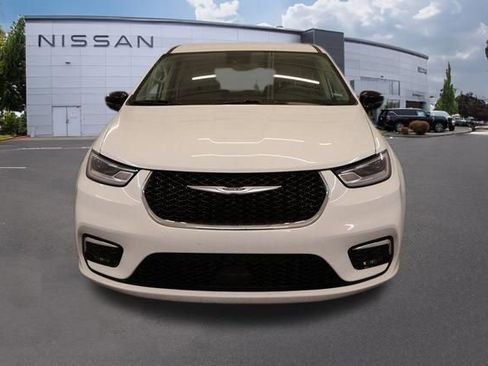 Used 2024 Chrysler Pacifica Touring-L image 6