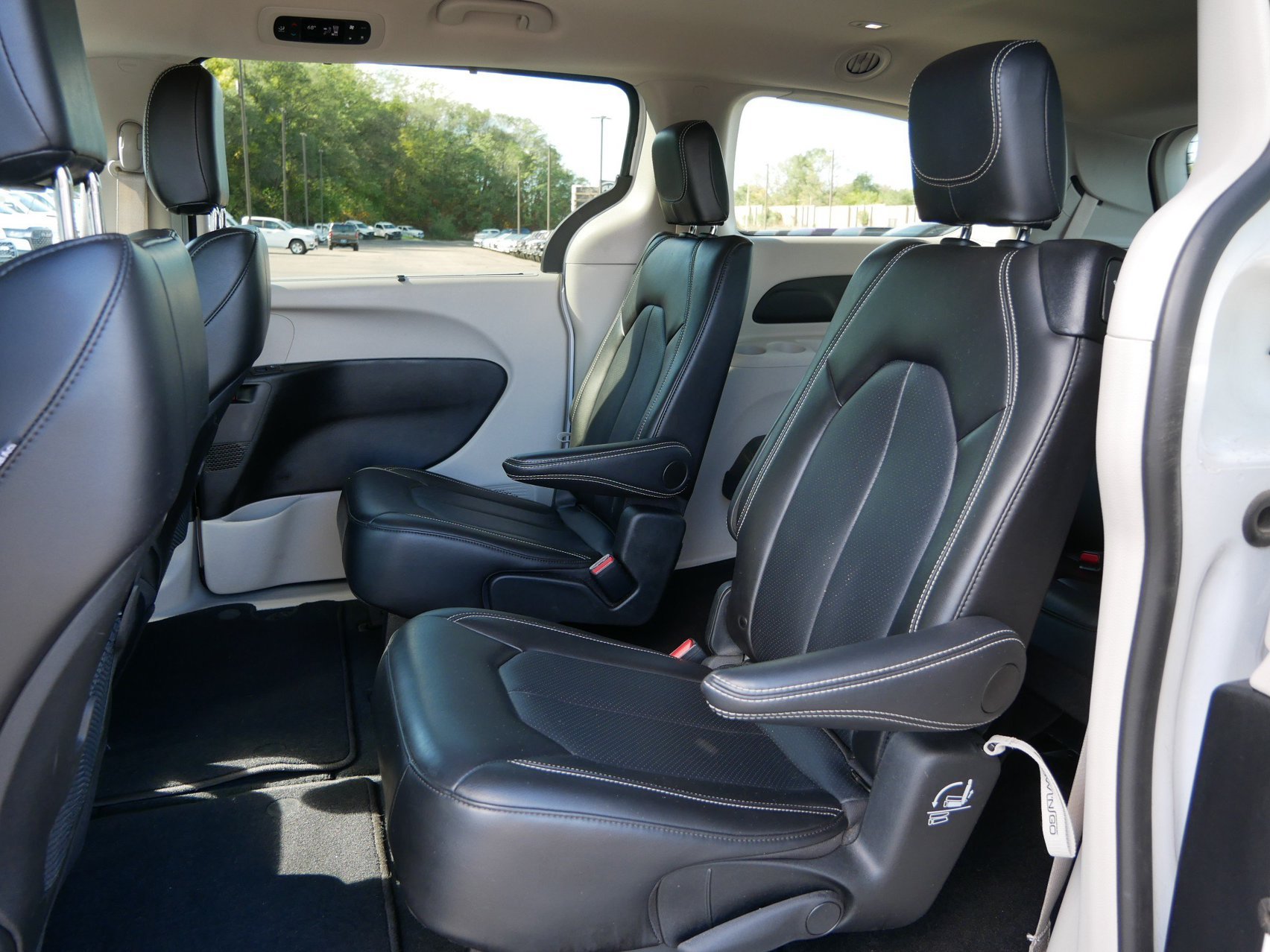 Used 2024 Chrysler Pacifica Touring-L FWD image 9
