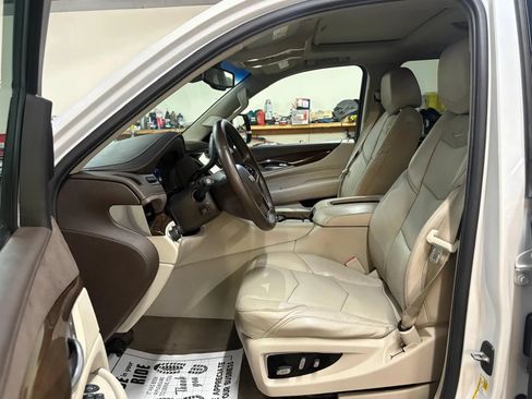 Used 2016 Cadillac Escalade Luxury AWD/4WD image 18