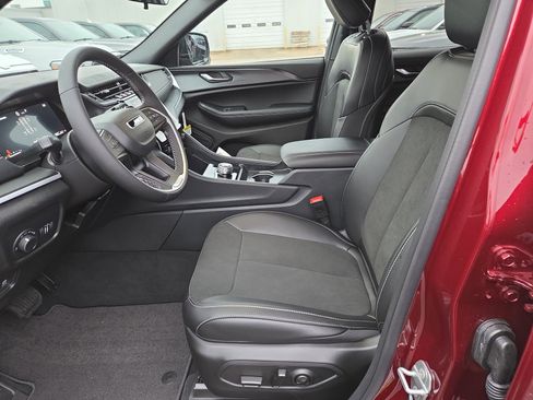 New 2025 Jeep Grand Cherokee LAREDO 4WD image 4