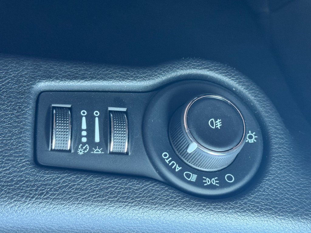 Used 2024 Chrysler Pacifica Pinnacle FWD image 35
