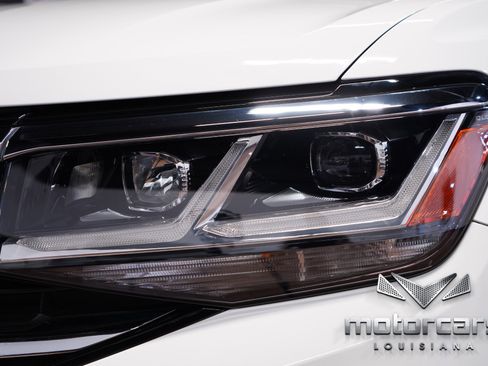 Used 2021 Volkswagen Atlas Cross Sport SE w/ 20" Black Wheels Package image 11