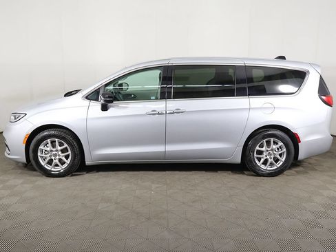 Used 2024 Chrysler Pacifica Touring-L FWD image 18
