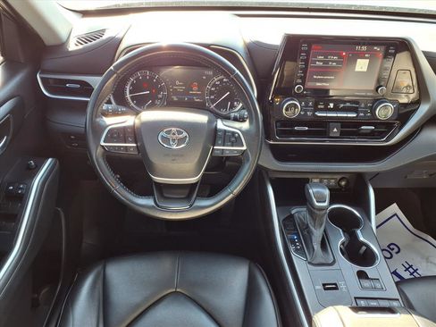 Used 2022 Toyota Highlander XLE image 3