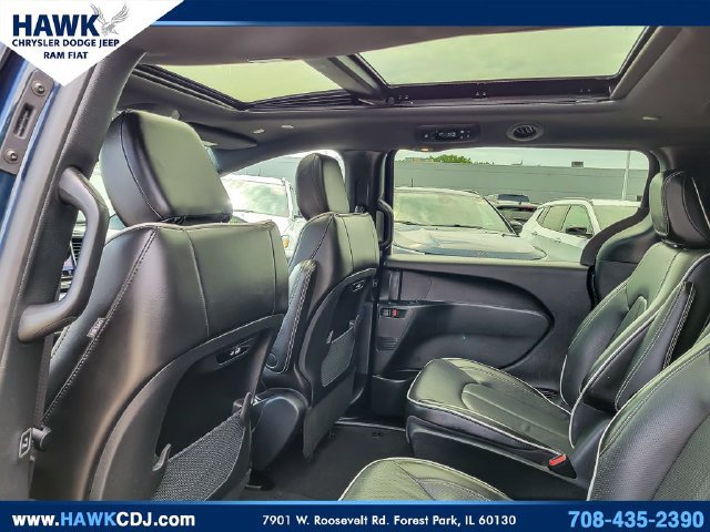 Certified 2024 Chrysler Pacifica Premium FWD image 13