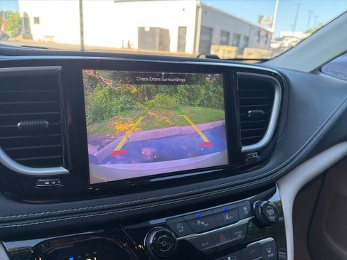 Certified 2022 Chrysler Pacifica Touring-L FWD image 19