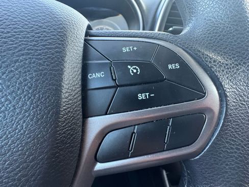 Used 2019 Jeep Cherokee Latitude w/ Popular Appearance Group FWD image 20