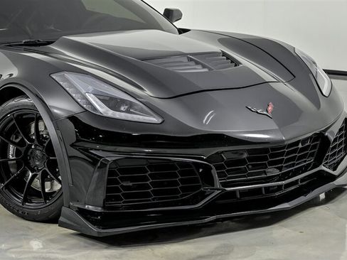 Used 2015 Chevrolet Corvette Z06 w/ 3LZ Preferred Equipment Group RWD image 2