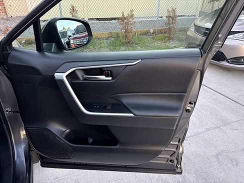 Used 2022 Toyota RAV4 XLE AWD/4WD image 17