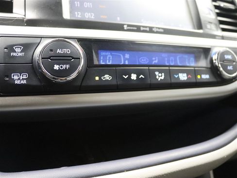 Used 2018 Toyota Highlander XLE AWD/4WD image 38