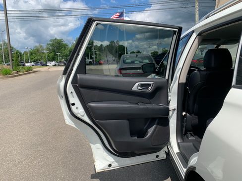 Used 2018 Nissan Pathfinder SL AWD/4WD image 31
