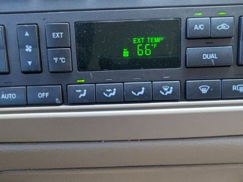 Used 2011 Lincoln Town Car Signature Limited image 36