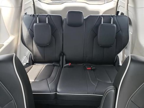Used 2024 Chrysler Pacifica Limited FWD image 15