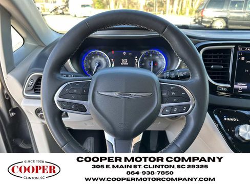 Used 2023 Chrysler Pacifica Touring-L image 26