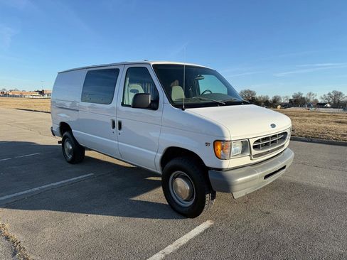 Used 2002 Ford E-350 and Econoline 350 Super Duty image 2