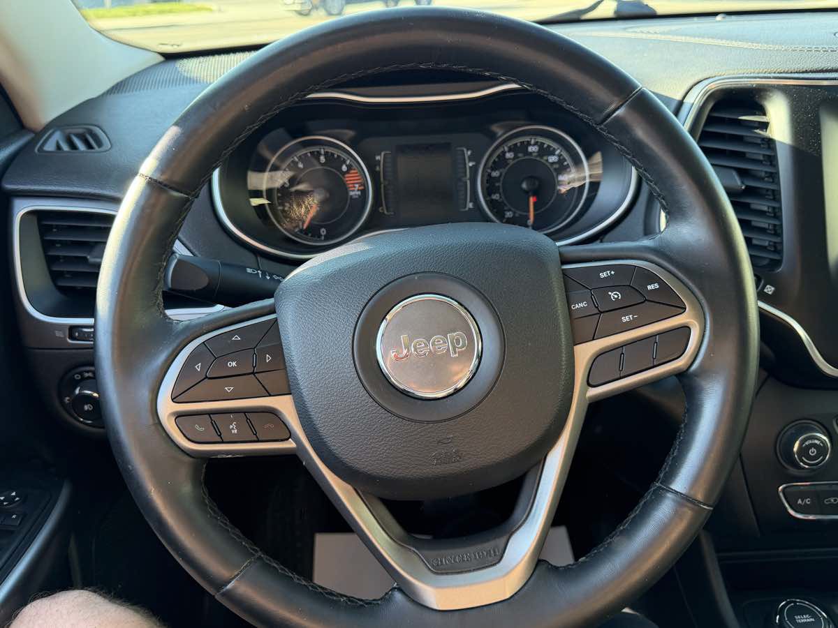 Used 2019 Jeep Cherokee Latitude Plus AWD/4WD image 24