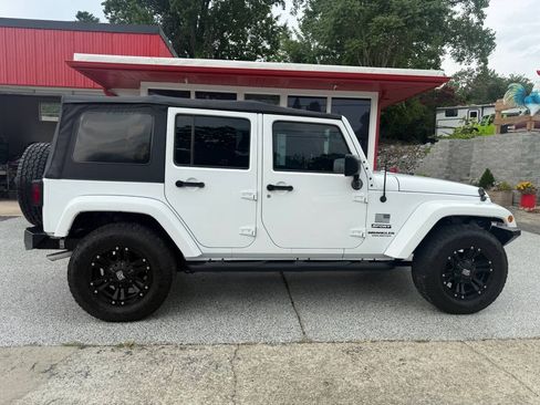 Used 2017 Jeep Wrangler Unlimited Sport w/ Connectivity Group AWD/4WD image 12