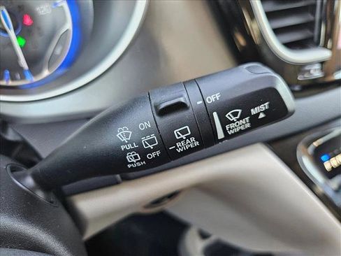 Used 2023 Chrysler Pacifica Touring-L FWD image 16