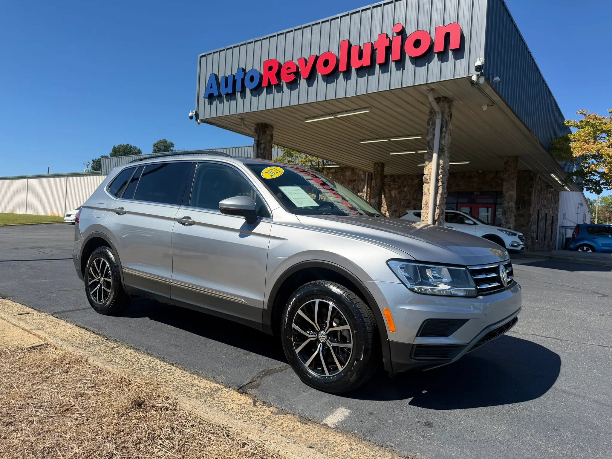 Used 2021 Volkswagen Tiguan SE FWD image 1