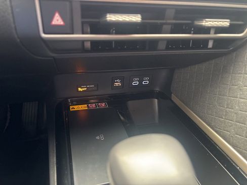 Used 2025 Toyota Camry XLE w/ Premium Plus Package FWD image 17