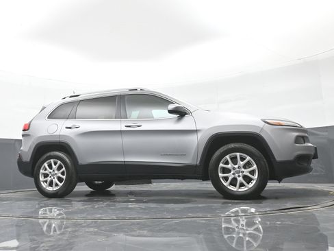 Used 2016 Jeep Cherokee Latitude AWD/4WD image 40