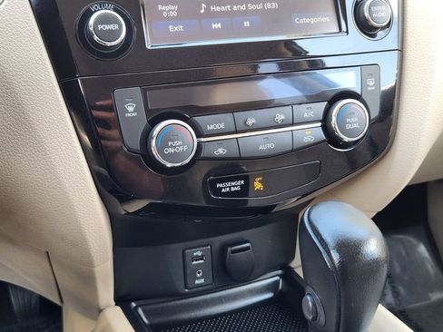 Used 2016 Nissan Rogue SL AWD/4WD image 16