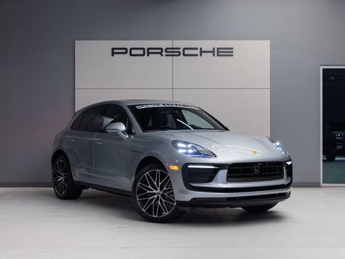 Certified 2026 Porsche Macan AWD/4WD image 9