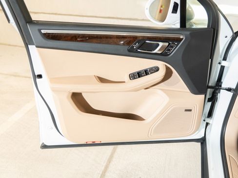 Certified 2026 Porsche Macan AWD/4WD image 16