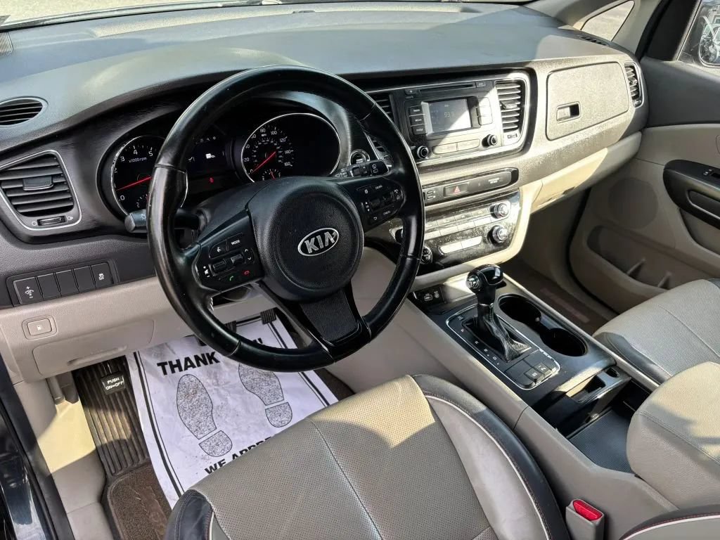 Used 2016 Kia Sedona LX w/ LX Essentials Premium Package FWD image 2