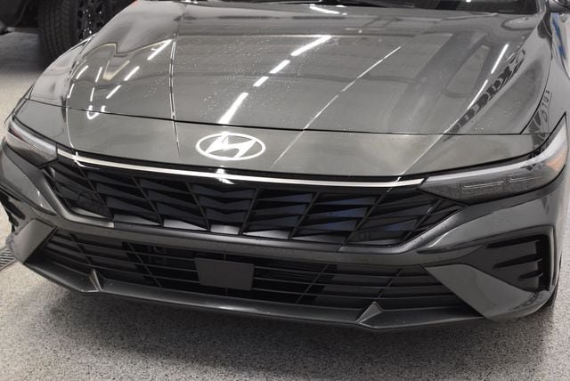 Used 2025 Hyundai Elantra Limited FWD image 14