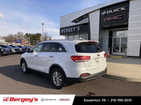 Used 2017 Kia Sorento LX image 3