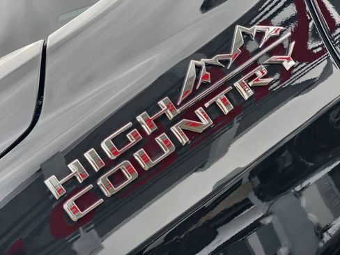 Used 2024 Chevrolet Suburban High Country AWD/4WD image 9