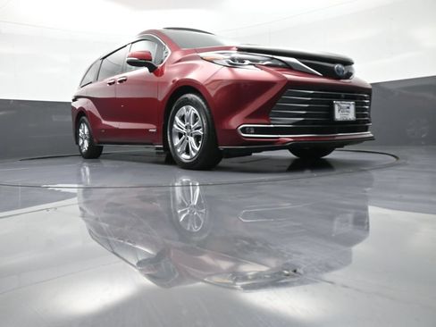 Used 2021 Toyota Sienna Platinum AWD/4WD image 29