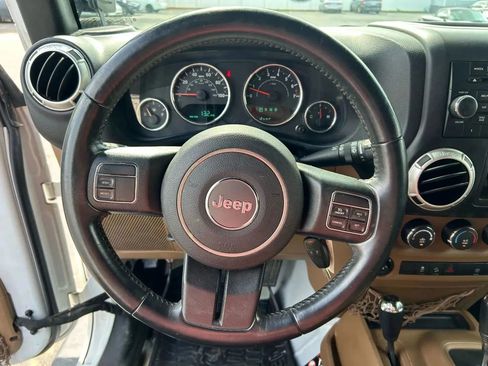 Used 2017 Jeep Wrangler Unlimited Sahara AWD/4WD image 15