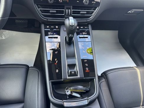 Used 2025 Porsche Macan image 18