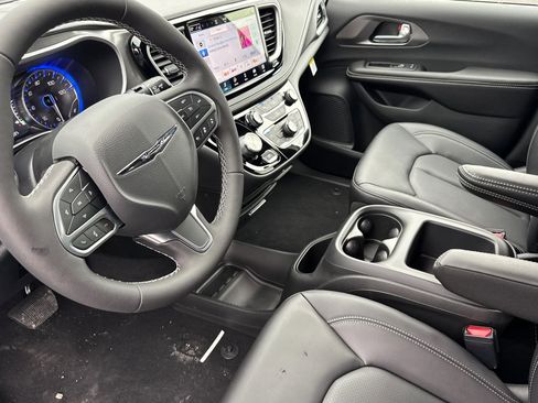 New 2026 Chrysler Pacifica Select image 9