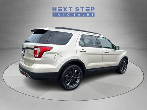 Used 2017 Ford Explorer XLT w/ Equipment Group 202A AWD/4WD image 8